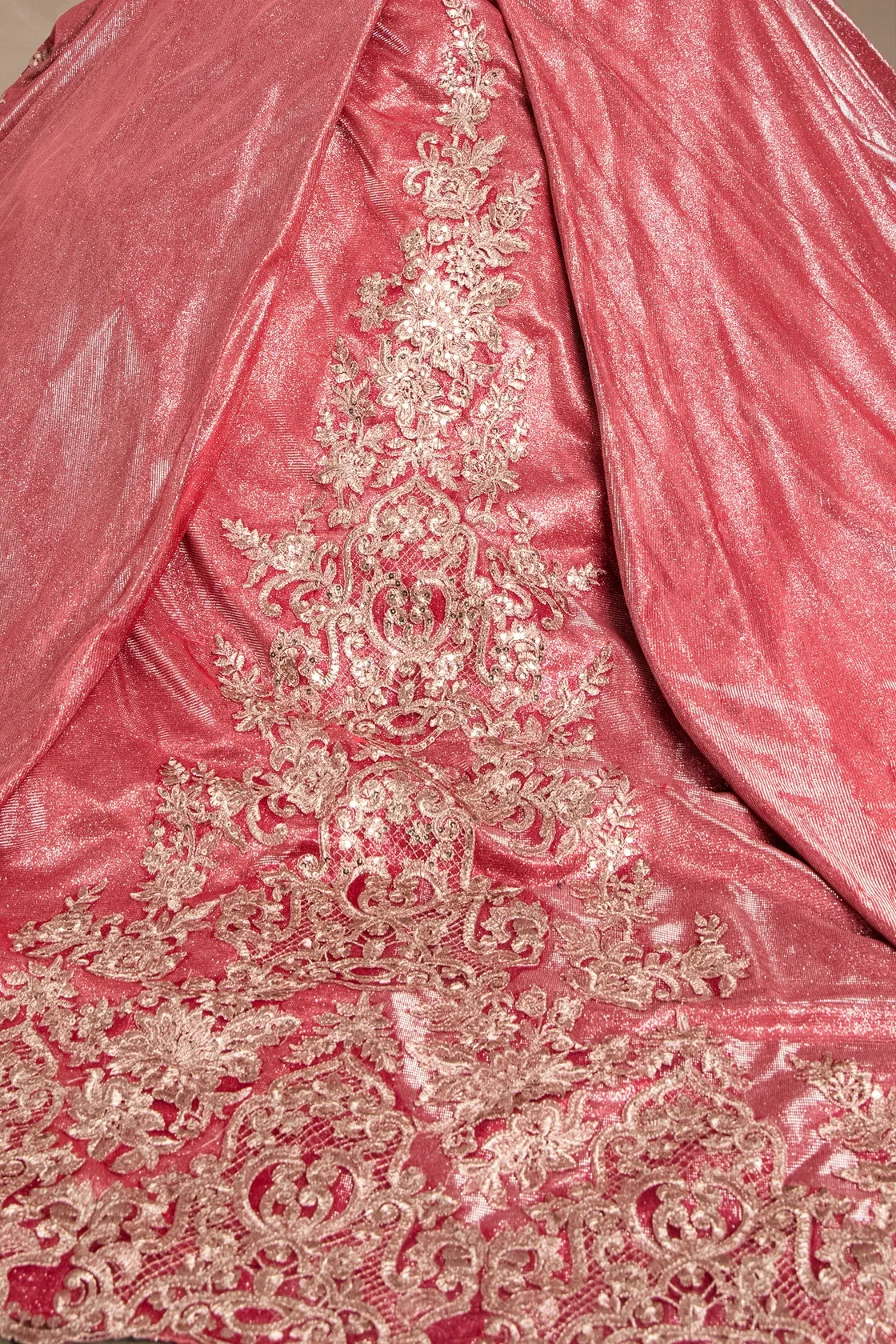 Vestido de Gala Off Shoulder en tela de Glitter decorado con apliques y falda corte Princesa