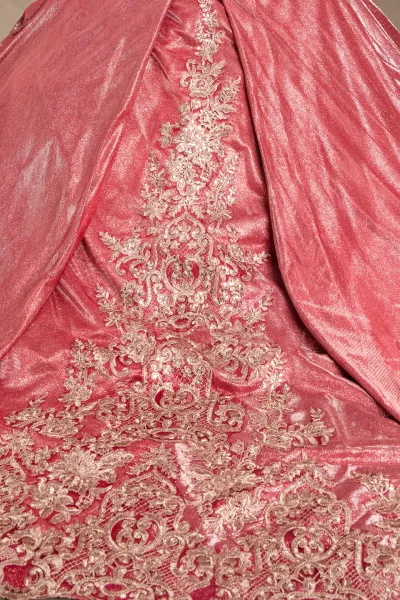 Vestido de Gala Off Shoulder en tela de Glitter decorado con apliques y falda corte Princesa