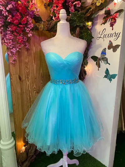 Vestido de Quinceañera corto Strapless con decoraciones de Pedreria en cintura y falda corte A de Vuelos