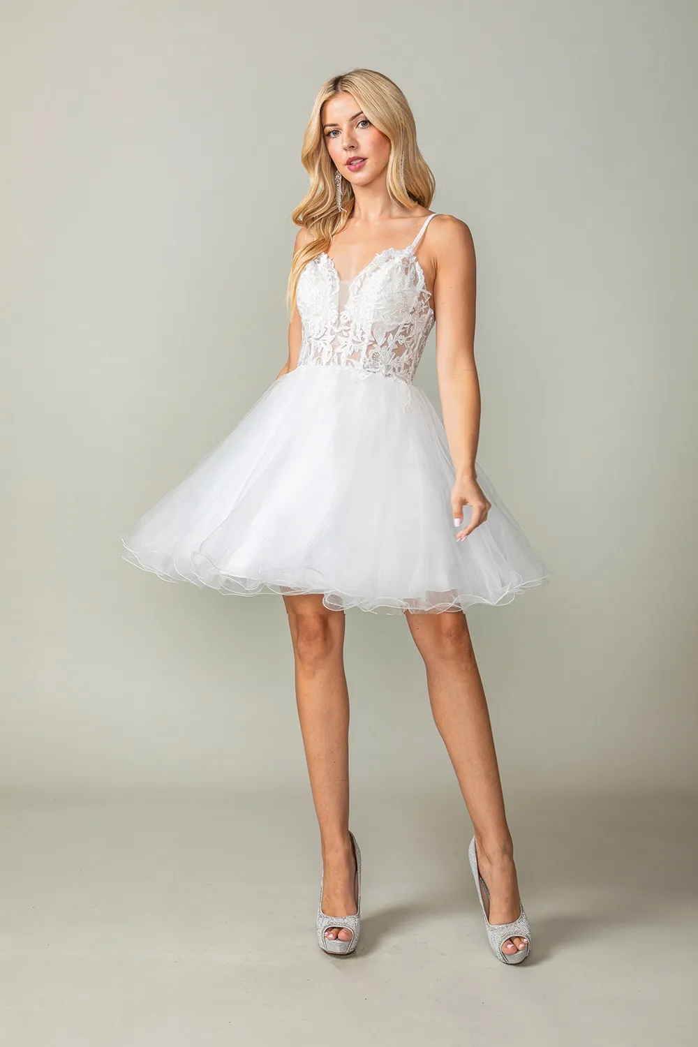 Vestido de Quinceañera corto de tiras estilo corset con transparencia decorado con apliques y pedreria en top