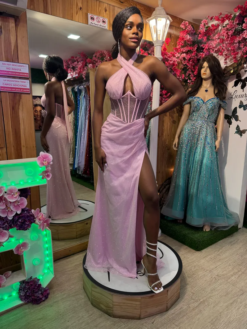 Vestido de Gala color Rosado estilo corset con transparencia decorado con Glitter y piedras rosadas