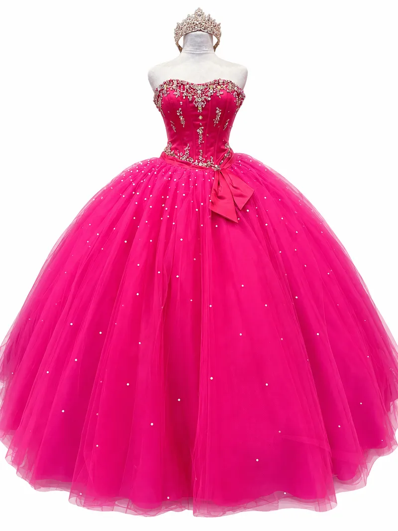 Vestido de gala fucsia con tiara reluciente