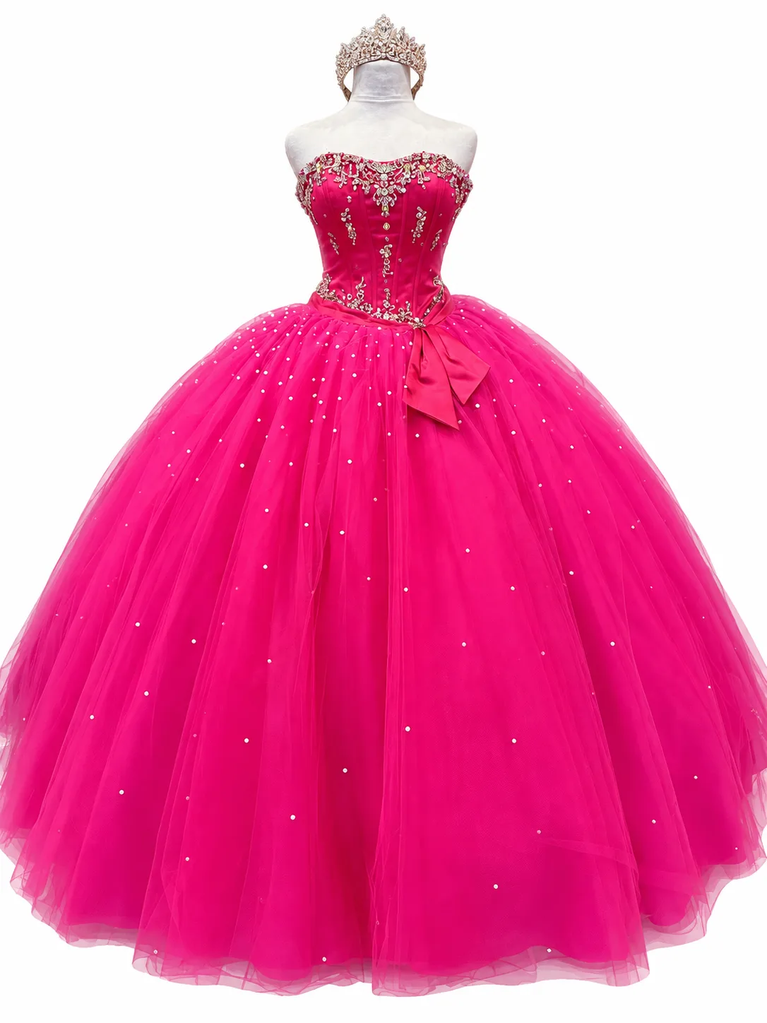 Vestido de gala fucsia con tiara reluciente