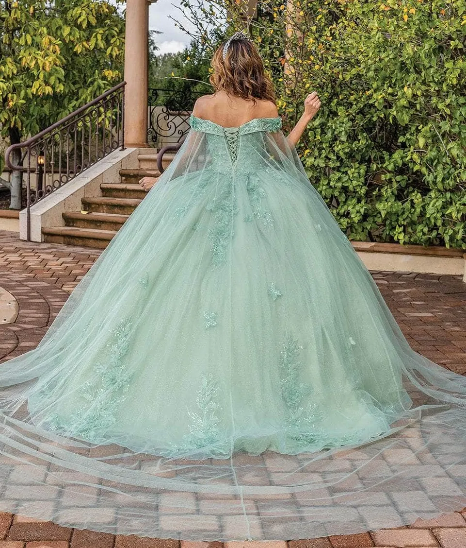Vestido de 15 años Off Shoulder con capa color Verde Sage decorado con apliques de flores y mariposas 3D falda corte princesa