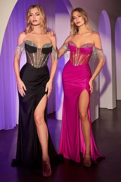Vestido de Gala Off Shoulder estilo corset con transparencia decorado con pedrería y falda con abertura lateral