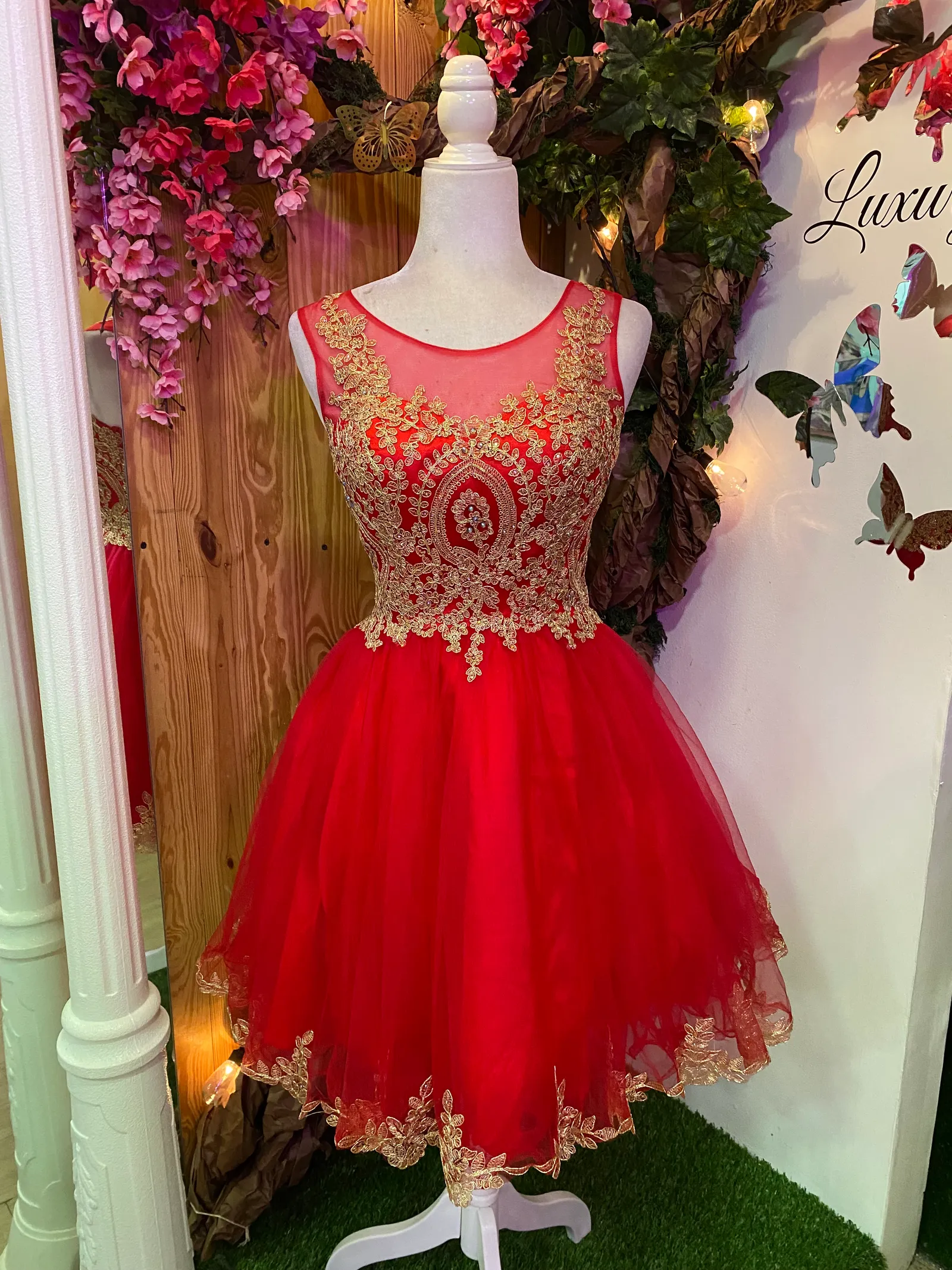 Vestido corto de Quinceañera decorado con apliques dorados en Top y falda corte A de Tul