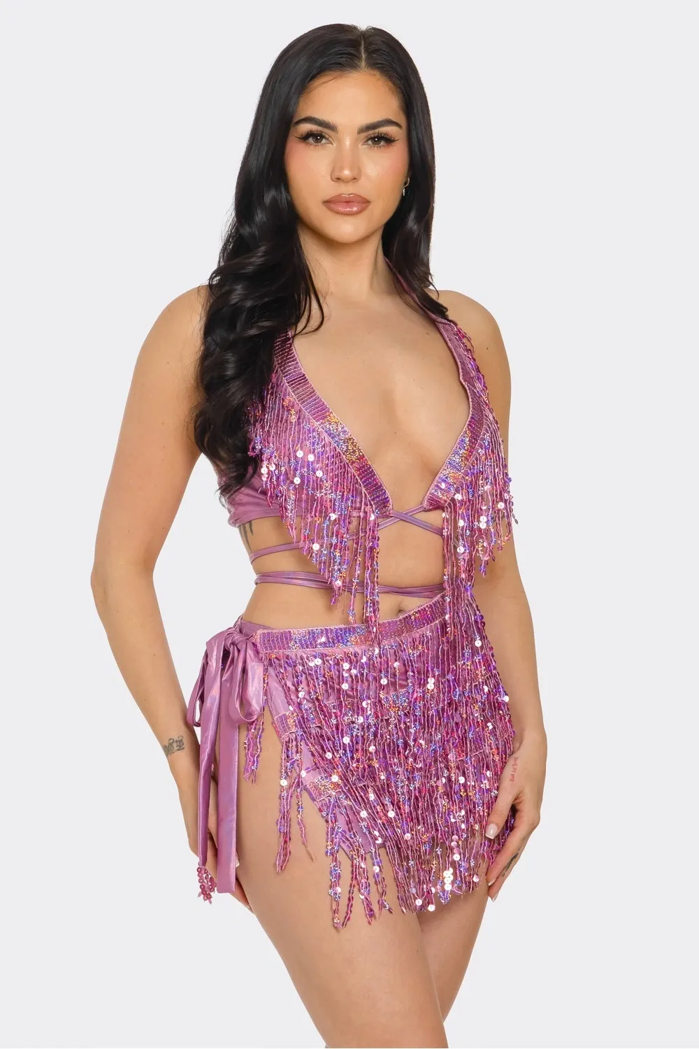 Traje de baile corto de dos piezas y flecos de lentejuelas