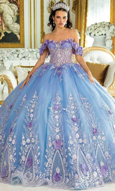 Vestido de 15 años Off Shoulder en 3 tonos, decorado con apliques plateados y flores en 3D con falda corte princesa