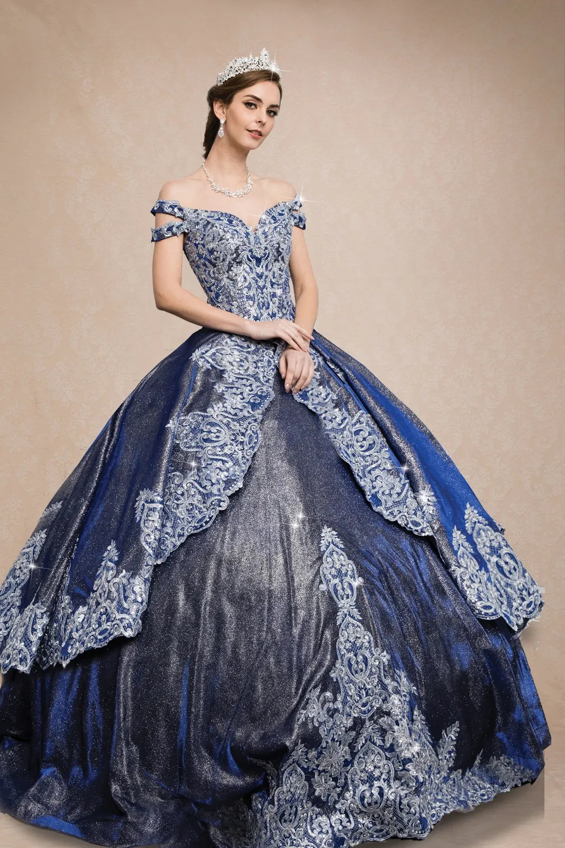 Vestido de Gala Off Shoulder en tela de Glitter decorado con apliques y falda corte Princesa