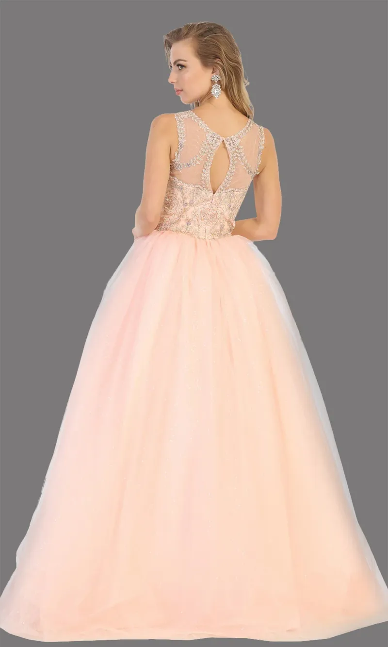 Vestido de 15 años decorado con apliques dorados en Top y falda corte Princesa