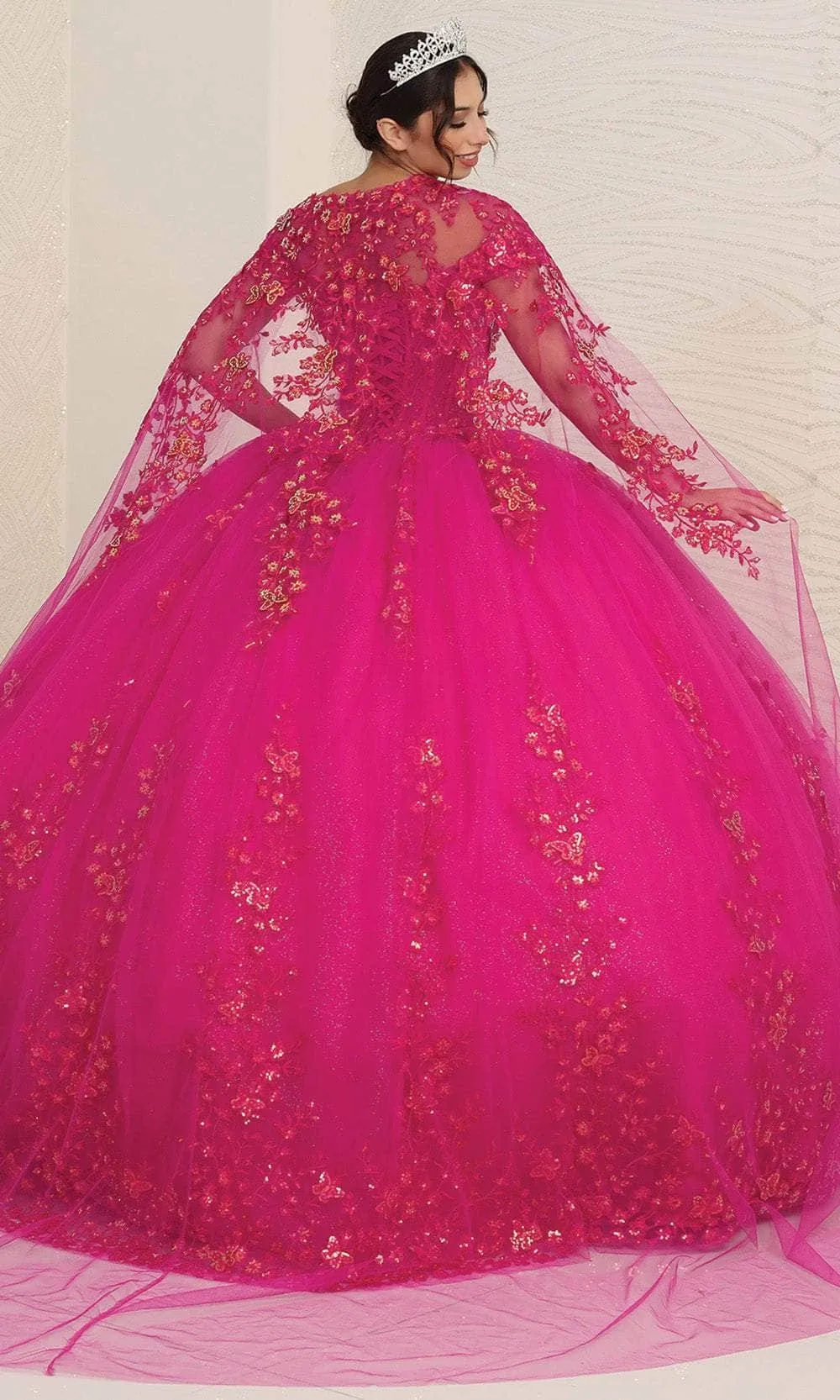 Vestido de 15 años Off Shoulder con capa, decorado con apliques de flores en 3D y falda corte Princesa con Cola