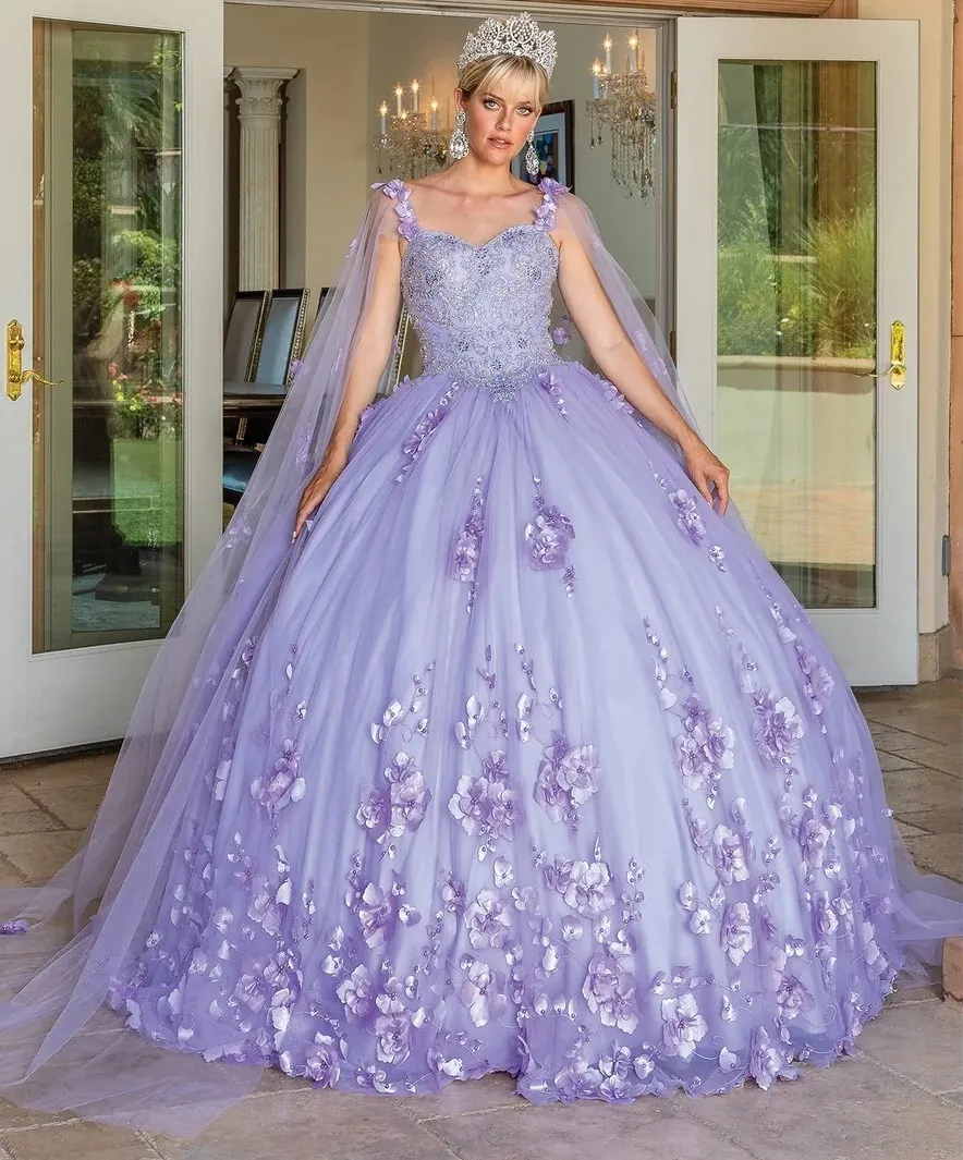Vestido de 15 años de tiras con capas decorado con apliques de flores en 3D y falda corte Princesa