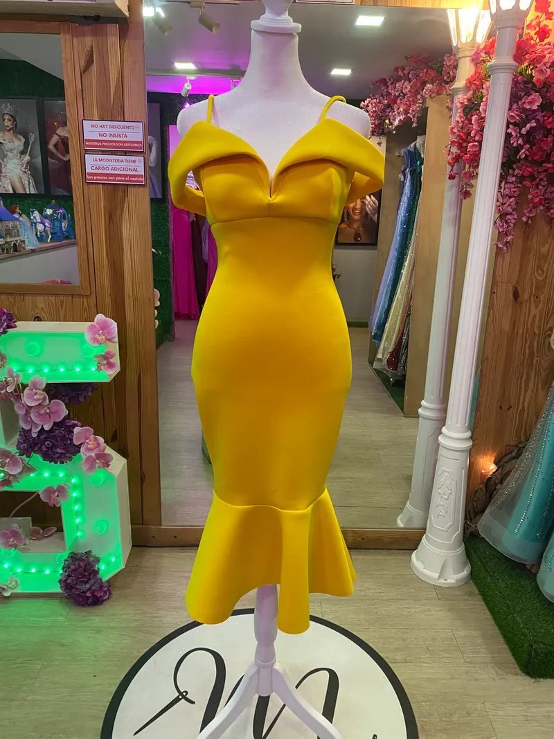 Vestido corto tipo Cocktail de tiras ajustado color Amarillo