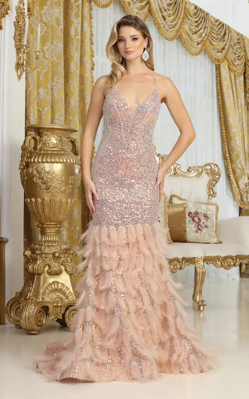Vestido de Gala en tela de lentejuelas y falda corte sirena con cola decorado con plumas