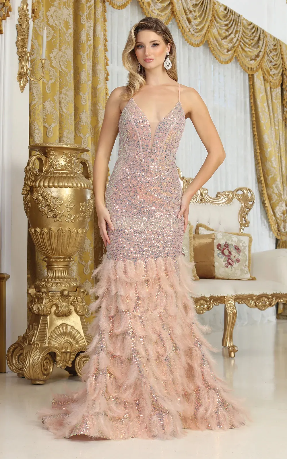 Vestido de Gala en tela de lentejuelas y falda corte sirena con cola decorado con plumas