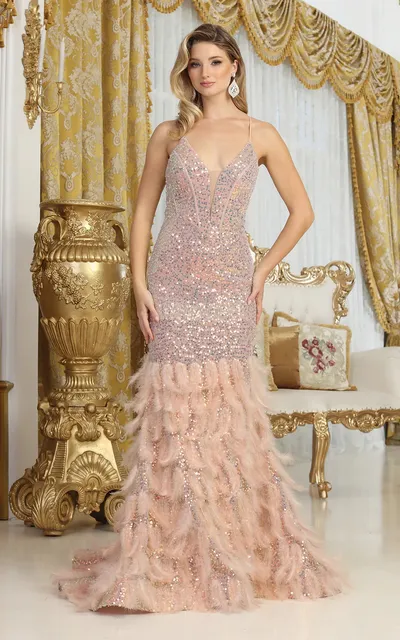 Vestido de Gala en tela de lentejuelas y falda corte sirena con cola decorado con plumas