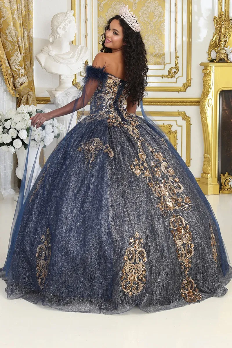 Vestido de 15 años Off Shoulder color Navy decorado con apliques y Glitter en dorado y capas en mangas con plumas