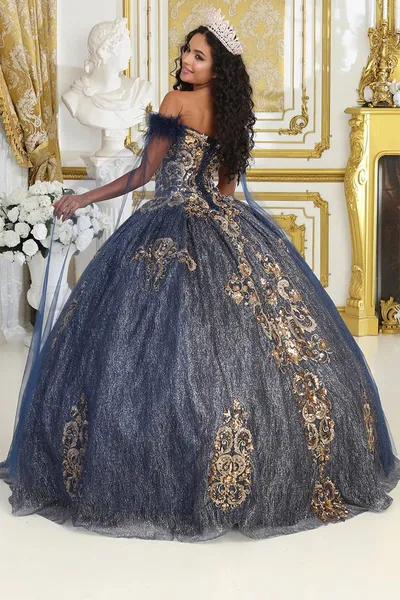 Vestido de 15 años Off Shoulder color Navy decorado con apliques y Glitter en dorado y capas en mangas con plumas