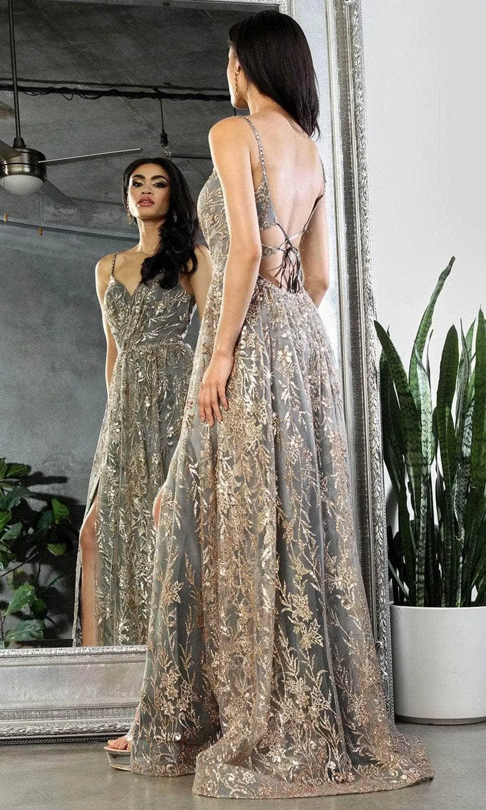 Vestido de Gala de tiras con decoraciones en Glitter dorado, espalda descubierta y falda corte A con abertura lateral