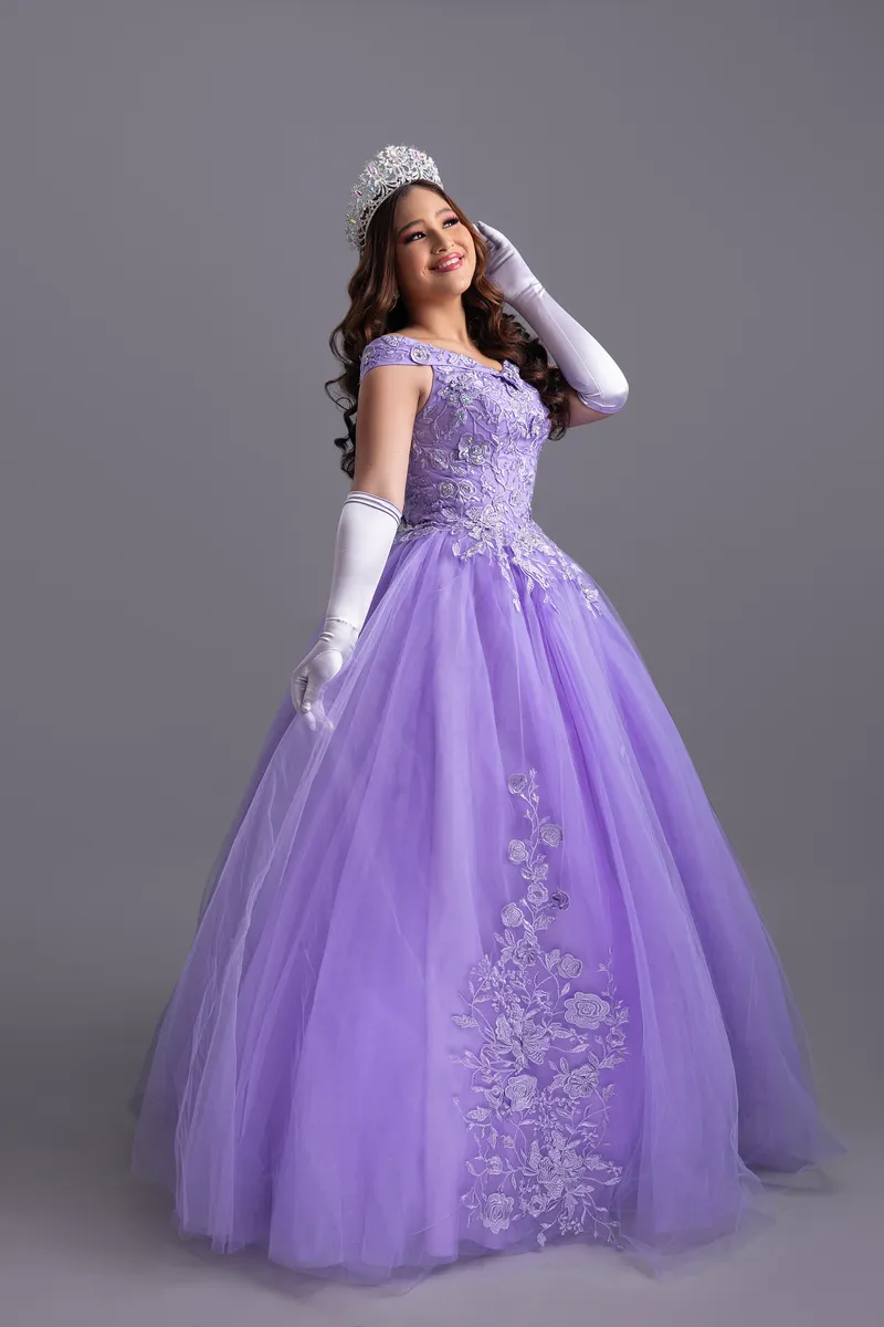 Vestido de 15 años Off Shoulder color lila falda corte princesa decorado con apliques y flores en 3D