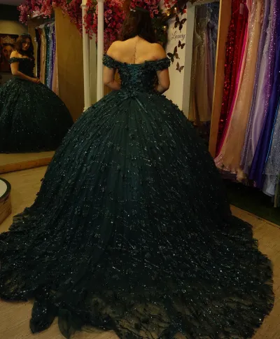 Vestido de 15 años Off Shoulder estilo corset decorado con flores en 3D y decoraciones en glitter falda corte princesa con cola