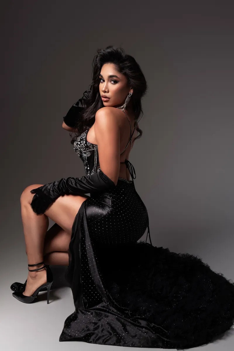 Vestido de Gala estilo corset con transparencia decorado con Pedreria en Top, espalda descubierta y cola