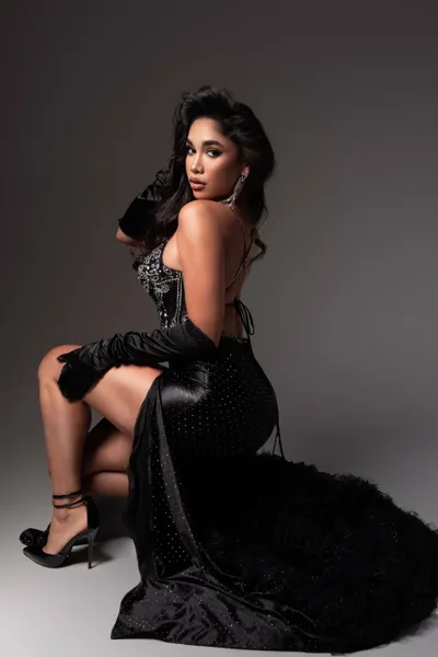 Vestido de Gala estilo corset con transparencia decorado con Pedreria en Top, espalda descubierta y cola