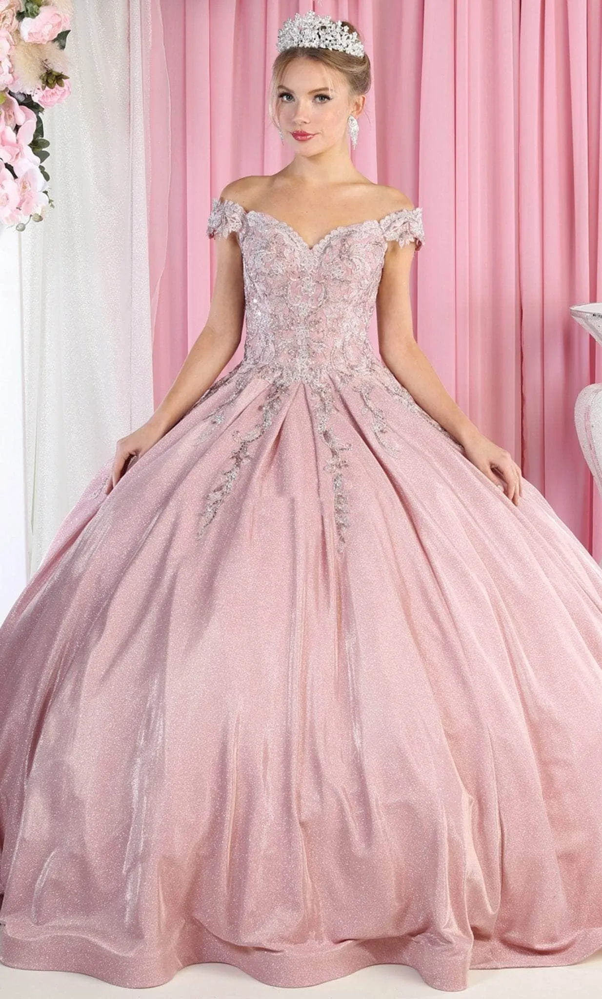 Vestido de 15 años Off Shoulder color Sage en tela de glitter  decorado con apliques en top y falda corte princesa