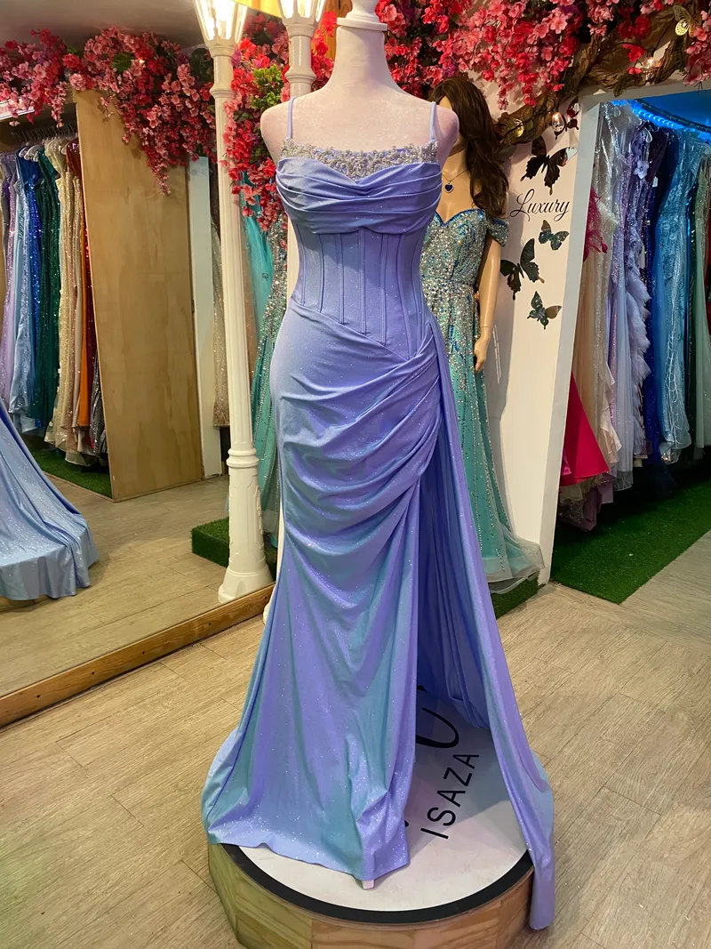 Vestido de gala de tiras drapeado estilo corset color Azul decorado con apliques dorados en escote y falda corte A con abertura lateral