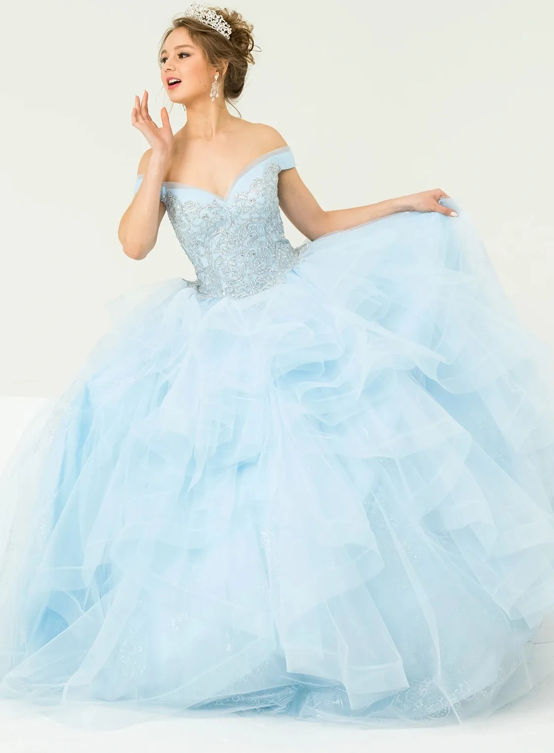 Vestido de 15 años Off Shoulder decorado con apliques y cristales en Top y falda corte Princesa de flecos