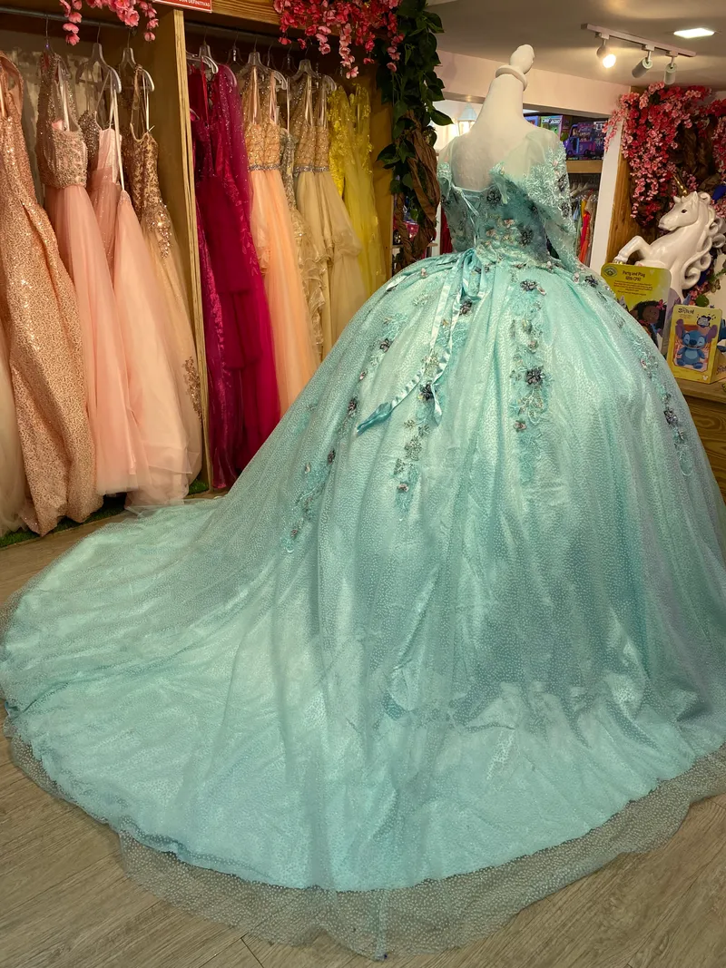 Vestido de 15 años color Menta decorado con apliques de flores, mangas largas de Tull y falda corte princesa