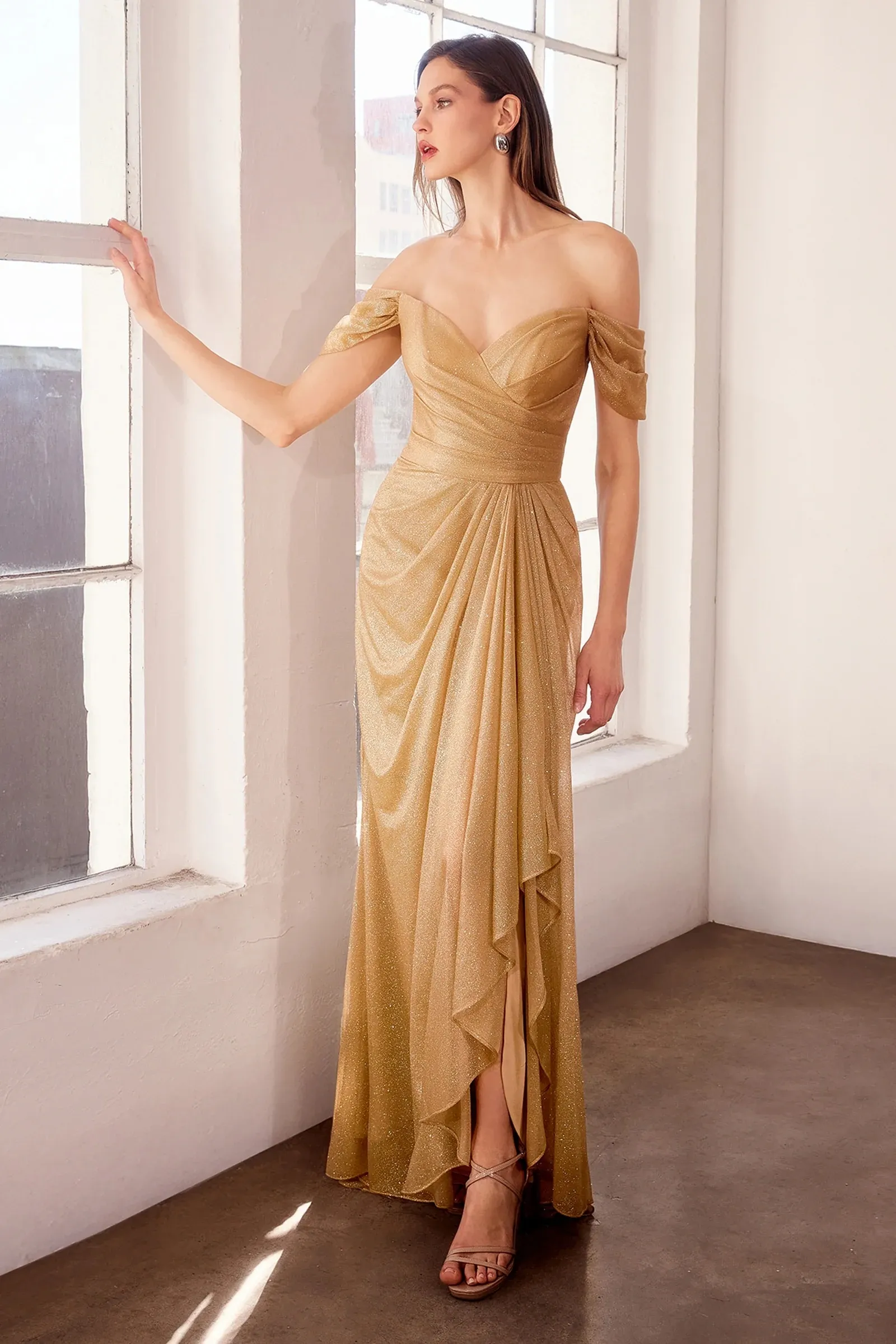 Vestido de Gala Off Shoulder en tela de Glitter y falda con drapeadp