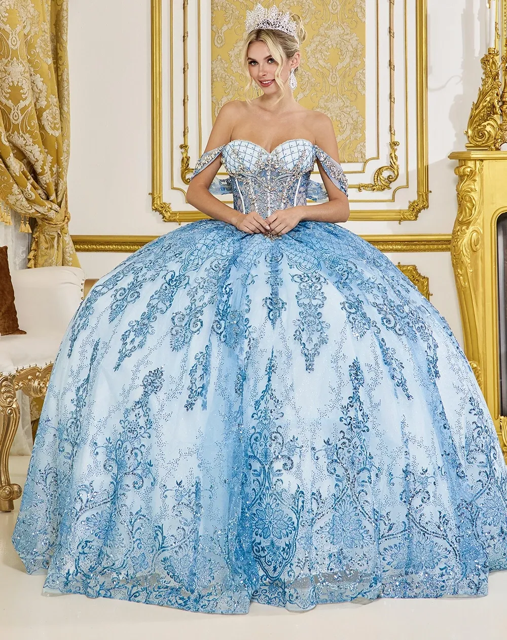 Vestido de 15 años Off Shoulder decorado con apliques y pedreria plateada, falda corte Princesa