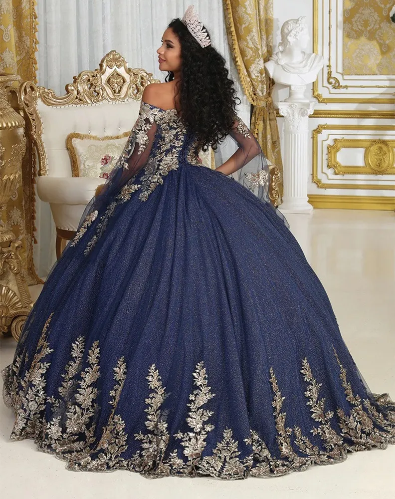 Vestido de 15 años Off Shoulder con capa, decorado con apliques dorados en tela de glitter y falda corte princesa