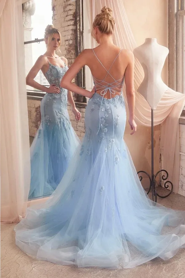 Vestido de Gala de tiras, estilo corsé con transparencia decorado con apliques de flores en pedrería y falda corte Sirena