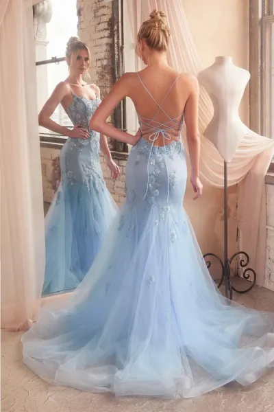 Vestido de Gala de tiras, estilo corsé con transparencia decorado con apliques de flores en pedrería y falda corte Sirena