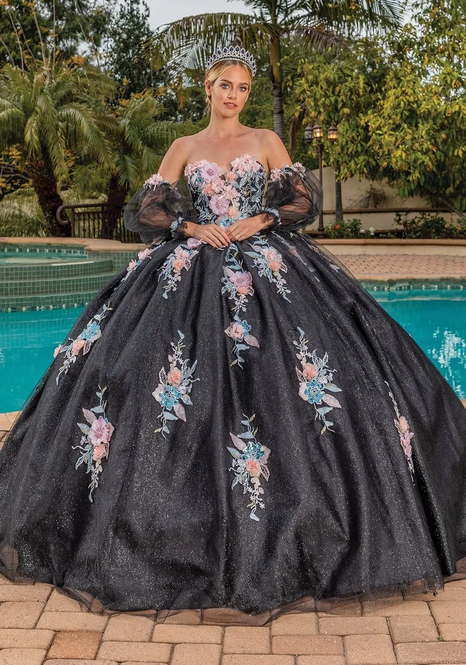 Vestido de 15 años con mangas abullonadas, decorado con apliques de flores y falda corte princesa