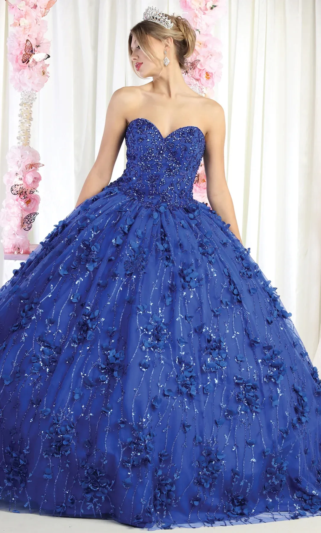 Vestido de 15 años Strapless decorado con pedreria en Top, Glitter y flores en 3D, falda corte princesa