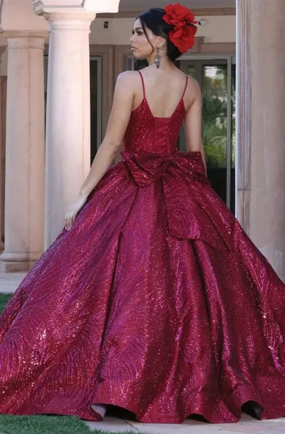 Vestido de 15 años de tiras en tela de Glitter y falda corte Princesa con lazo