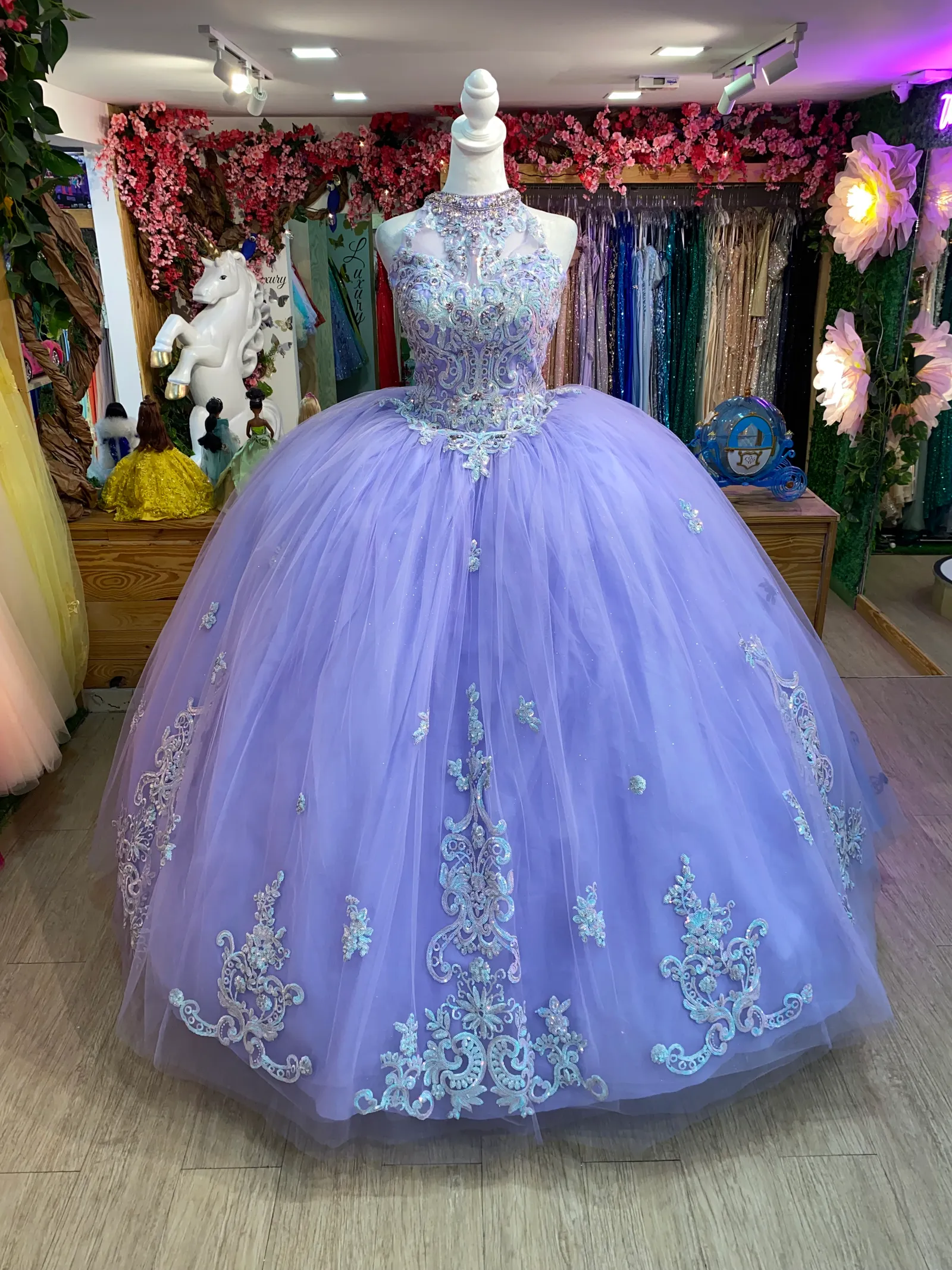 Vestido de 15 años cuello Halter decorado con apliques de lentejuelas tornasol y falda corte Princesa