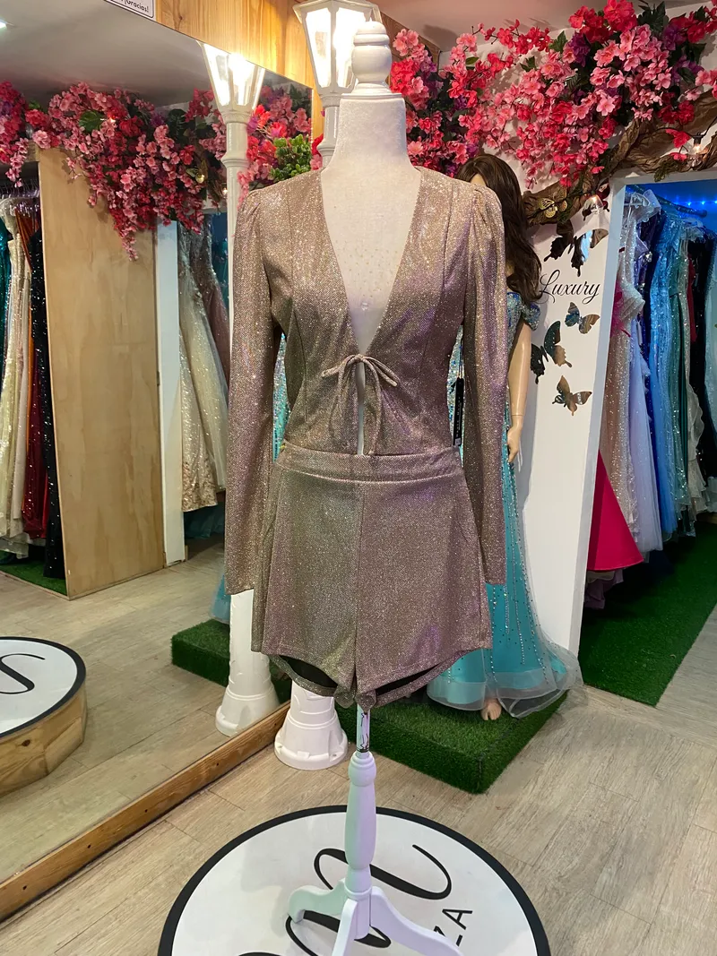 Conjunto camisa Cuello V manga larga y pantalon corto color Rosegold en tela de glitter