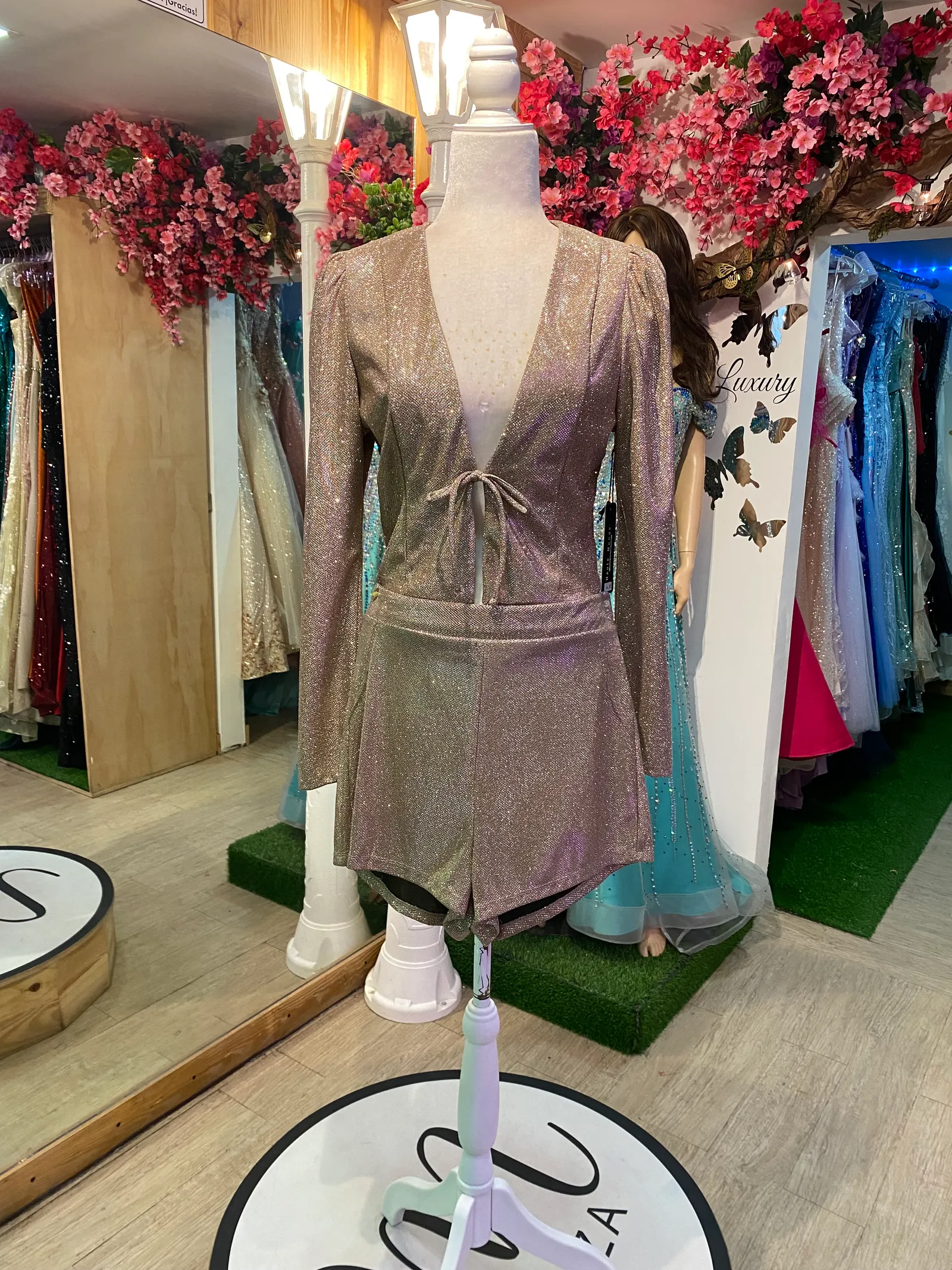 Conjunto camisa Cuello V manga larga y pantalon corto color Rosegold en tela de glitter