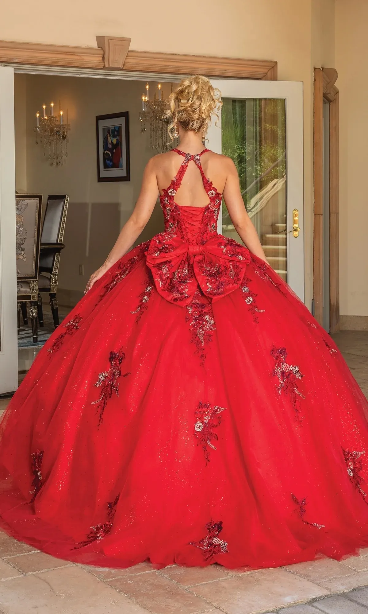 Vestido de 15 años cuello Halter decorado con apliques de flores y falda corte Princesa con Lazo