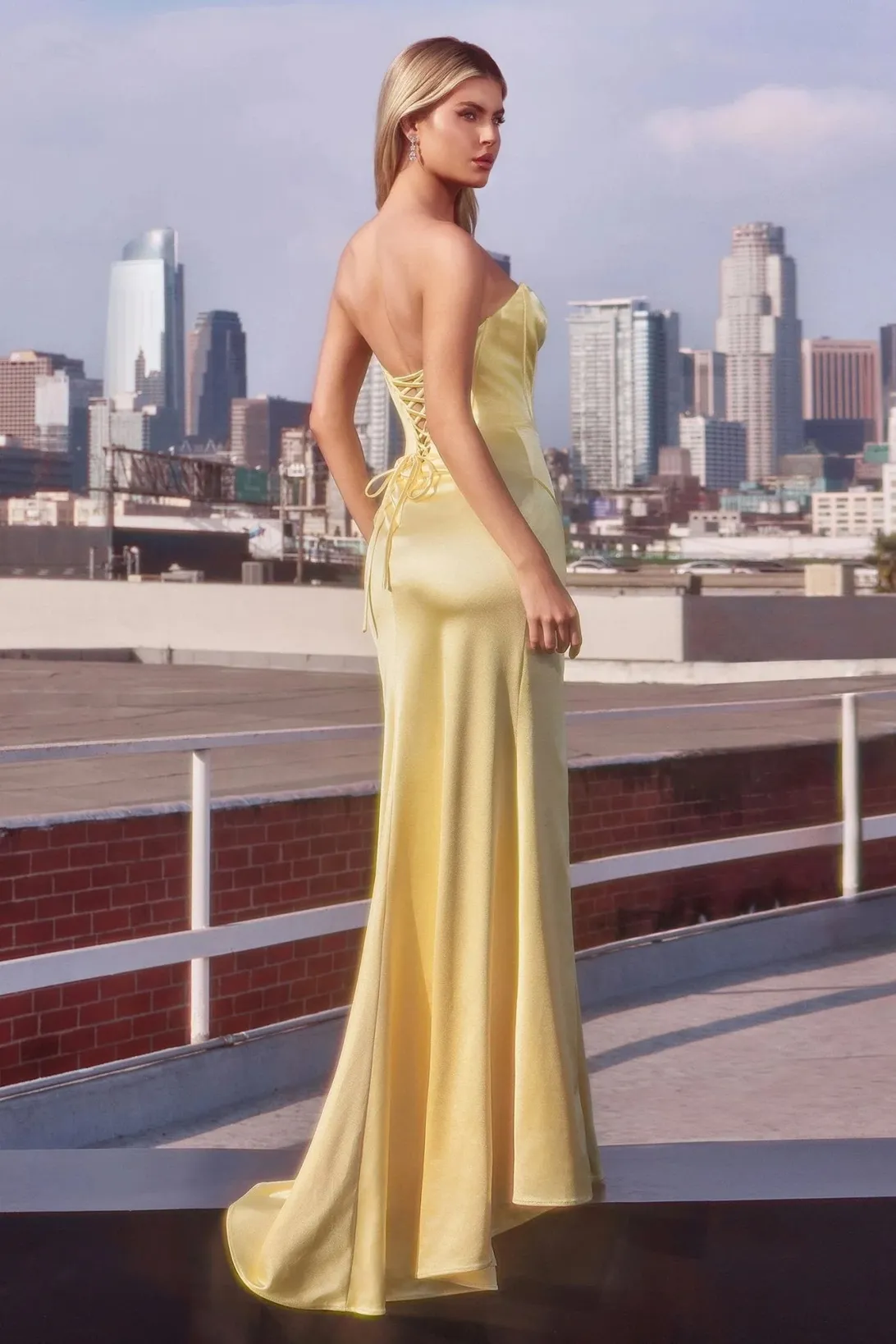 Vestido de Gala Strapless en tela de seda, estilo corset y falda con abertura lateral