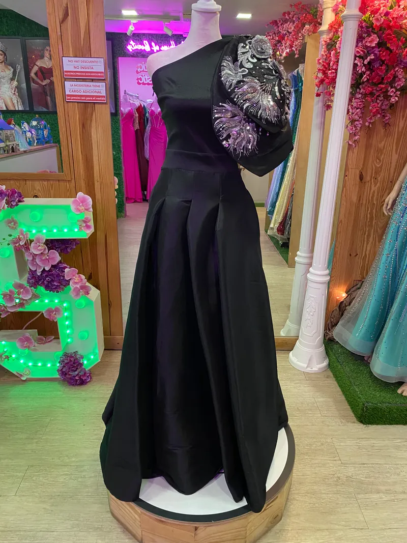 Vestido de Gala color Negro One Shoulder decorado con apliques plateados y falda corte A