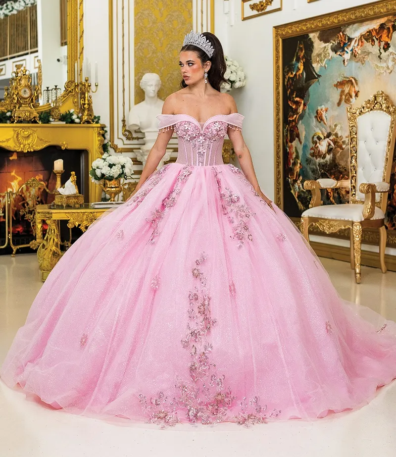 Vestido de 15 años Off Shoulder color Rosado estilo corset con transparencia decorado con flores en 3D y falda corte princesa