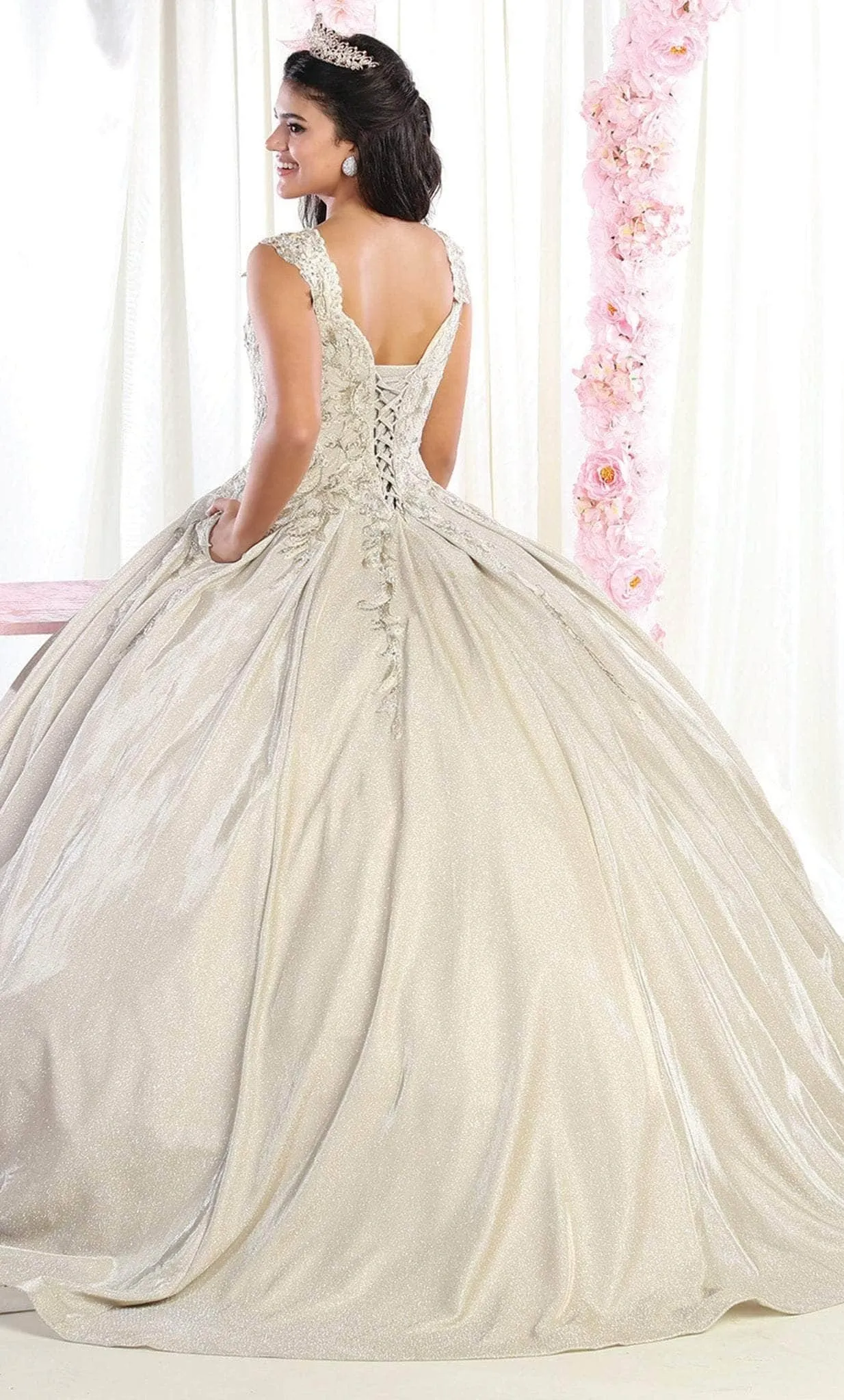 Vestido de 15 años Off Shoulder color Sage en tela de glitter  decorado con apliques en top y falda corte princesa