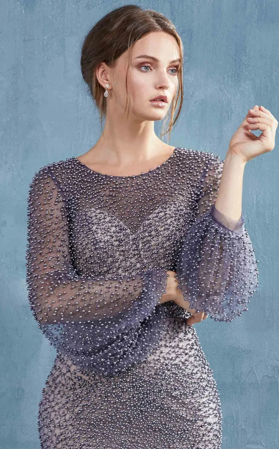 Vestido de Gala manga larga color Gris oscuro con transparecia decorado con Perlas