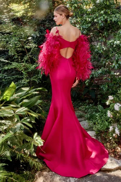 Vestido de Gala color Fucsia con mangas largas decoradas con plumas y falda corte sirena