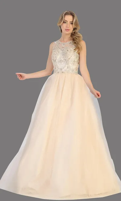 Vestido de 15 años decorado con apliques dorados en Top y falda corte Princesa
